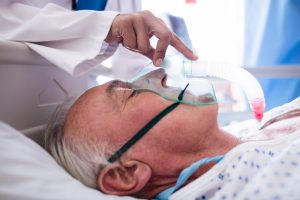 Une personne âgée sous oxygène